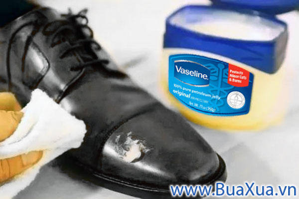 Làm mềm giày da bằng Vaseline