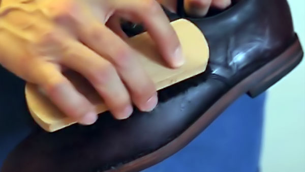 Dùng bàn chải quét sạch bụi bám trên giày
