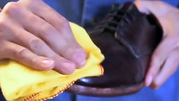 Dùng khăn mềm lau sạch các vết xi đánh bóng nào còn dư thừa trên giày