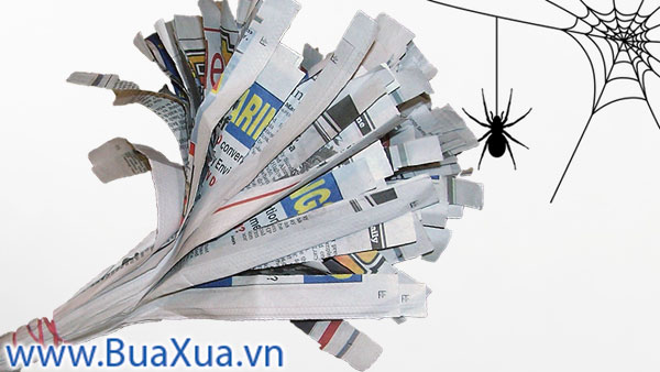 Dùng giấy báo cũ làm một cây chổi quét mạng nhện