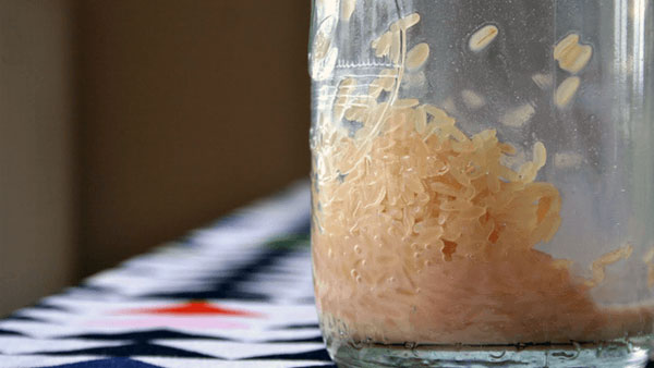 Dùng gạo để làm sạch bên trong những chiếc bình hoặc chai có cổ quá nhỏ