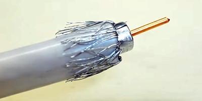 Tuốt bỏ lớp nhựa bao bọc lõi dây đồng dẫn tín hiệu