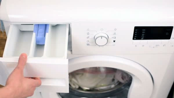 Vệ sinh ngăn đựng xà phòng và nước xả của máy giặt 