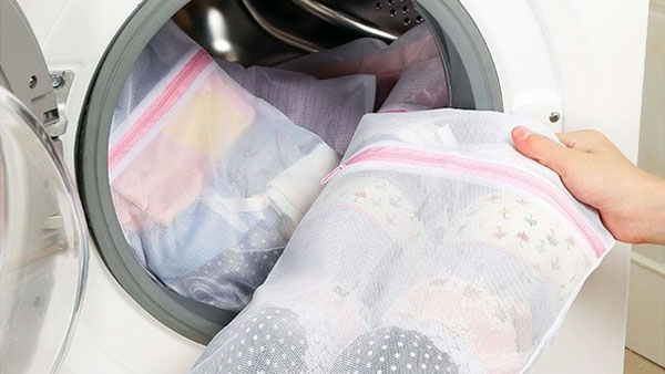 Sử dụng túi lưới để bảo vệ các quần áo mỏng khi giặt máy