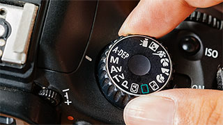 Sử dụng chế độ chụp ưu tiên khẩu độ và tốc độ của máy ảnh số
