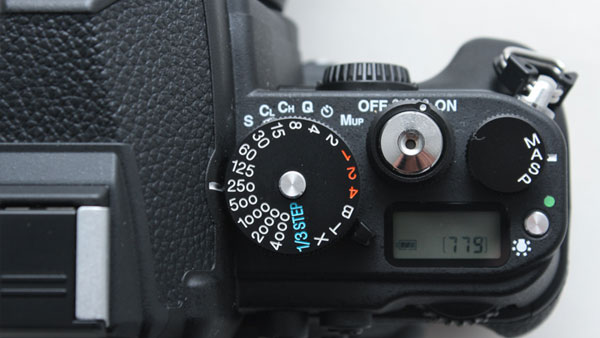 Nút xoay chuyên dụng dành riêng cho thiết lập tốc độ chụp với các giá trị khác nhau