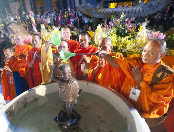 Nghi lễ quan trọng nhất trong Lễ Phật Đản là tắm Phật bằng nước và hoa
